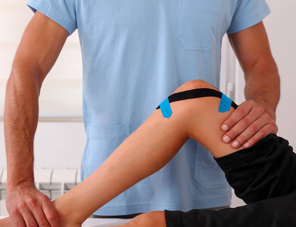 La kinésithérapie et le renforcement musculaire aident à soulager le syndrome rotulien